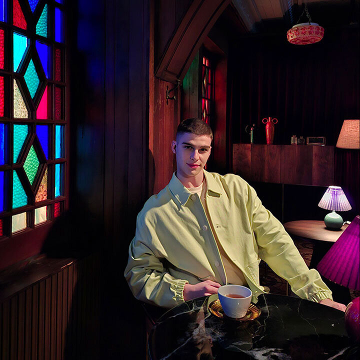 Szerokie kadry w słabym świetle